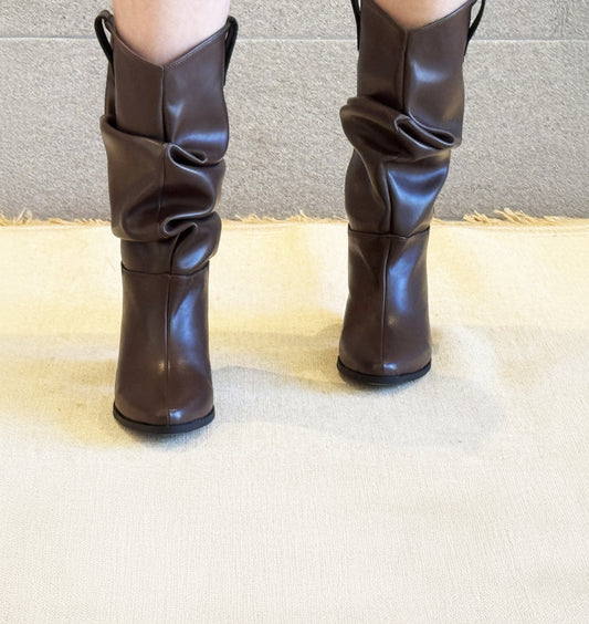 7799 bota Slouchy Julieta Moka.