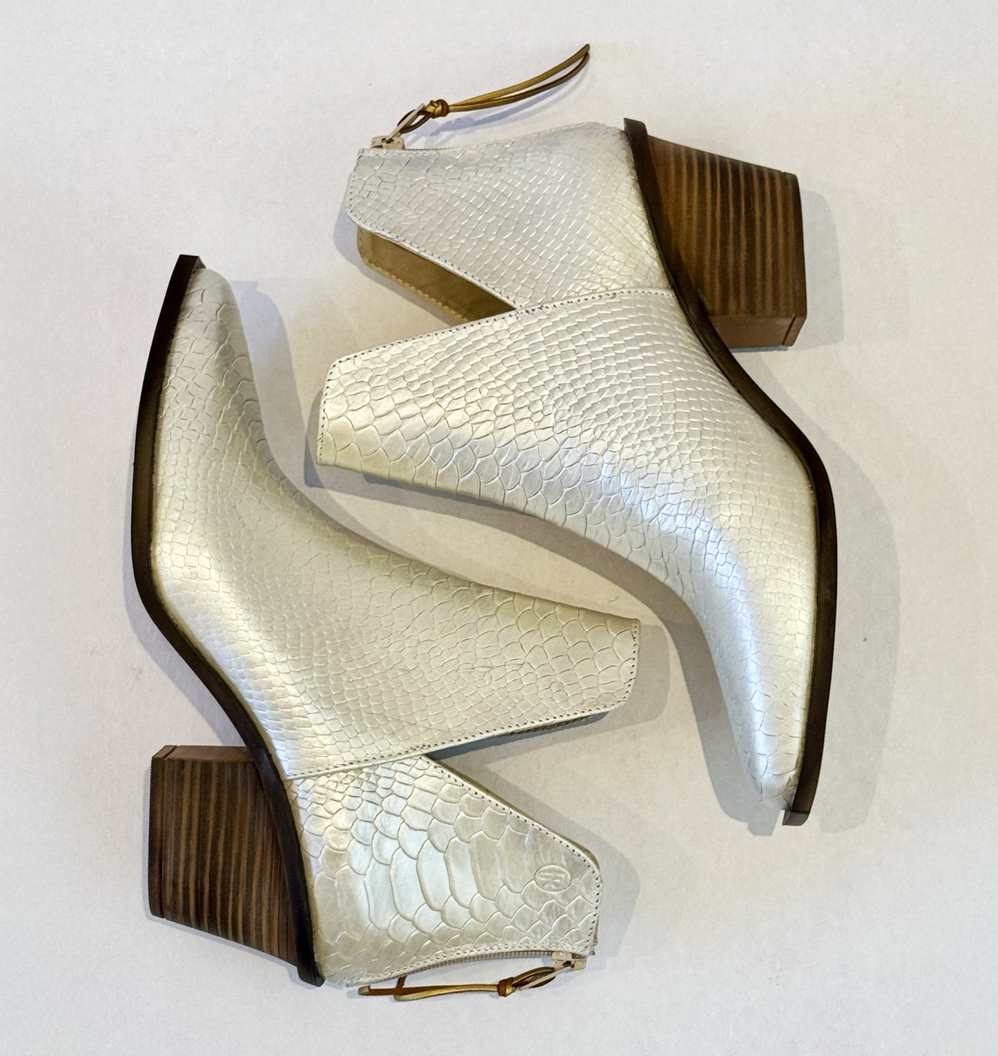 Botin Mod. 2700  Pearly lizard piel Carnaza grabada.