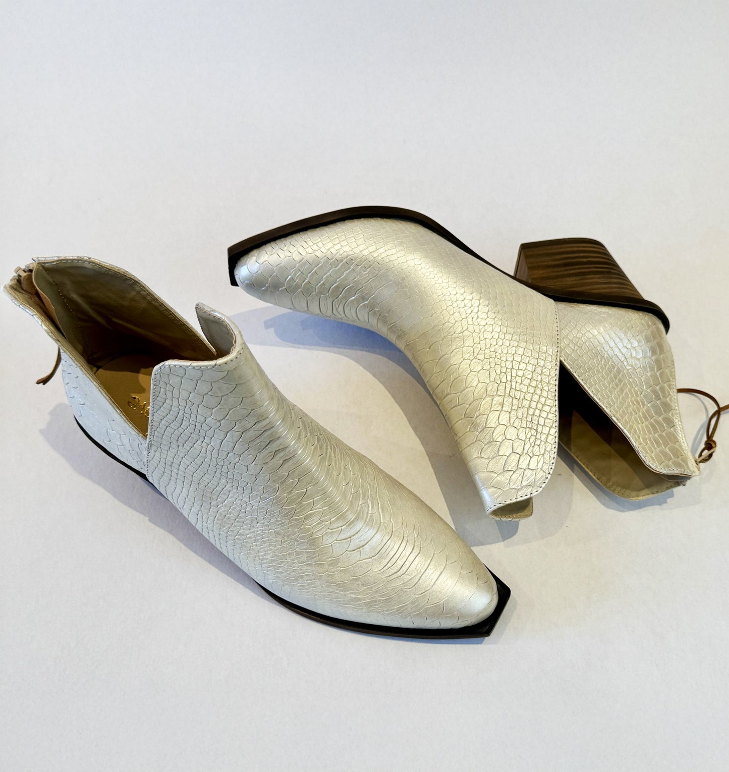 Botin Mod. 2700  Pearly lizard piel Carnaza grabada.
