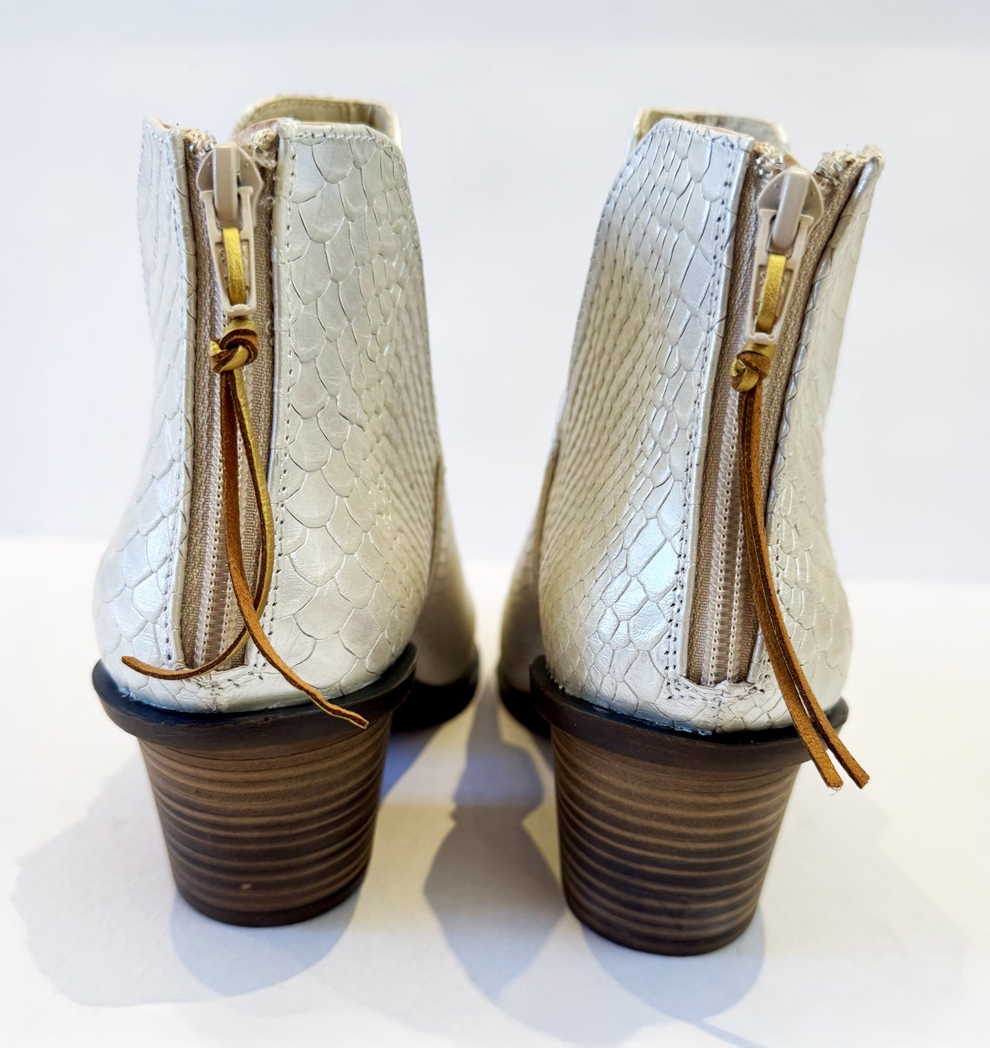 Botin Mod. 2700  Pearly lizard piel Carnaza grabada.